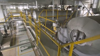 Modern enerji hatları özel metal yapılar bitki atölye içinde beyaz Silindirler ile çalışır