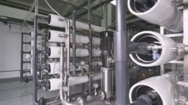 Modern enerji hatları özel metal yapılar bitki atölye içinde beyaz Silindirler ile çalışır