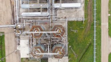 harika hava görünümünü büyük metal gaz depoları rafinerisinde yüksek kuleleri ve atölye ile bölge bitki