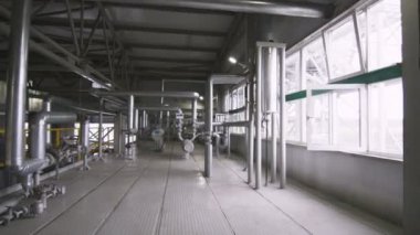 Modern enerji hatları özel metal yapılar bitki atölye içinde beyaz Silindirler ile çalışır