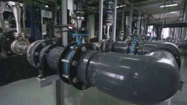 Modern enerji hatları özel metal yapılar bitki atölye içinde beyaz Silindirler ile çalışır