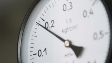 titreyen ile modern basınç ölçer atölyede metal kasa beyaz ekranda ok