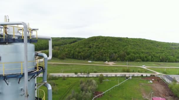 製油所での素晴らしい空撮大きな金属ガス水槽植物高い塔とワーク ショップの領土 — ストック動画