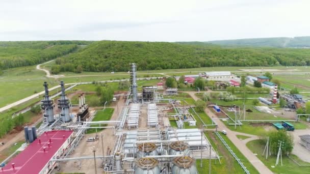 Prachtige Luchtfoto Grote Metalen Gas Stortbakken Bij Raffinaderij Plant Grondgebied — Stockvideo