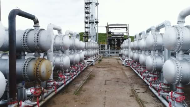 ガスのタンクと生産タワーに製油所機器工場領土ビュー — ストック動画