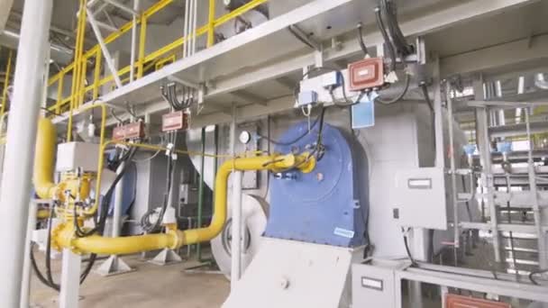 Moderne Elektrische Leidingen Werkt Met Witte Rollen Speciale Metalen Constructies — Stockvideo