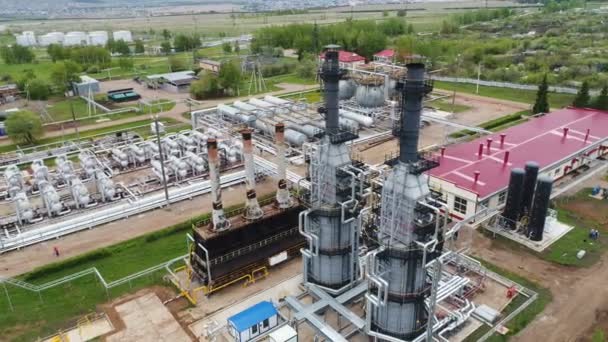 Prachtige Luchtfoto Grote Metalen Gas Stortbakken Bij Raffinaderij Plant Grondgebied — Stockvideo