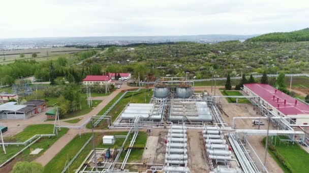 Maravillosa Vista Aérea Grandes Cisternas Gas Metálico Territorio Planta Refinería — Vídeo de stock