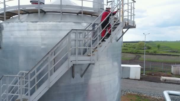 Работник Костюме Поднимается Лестнице Огромную Крышу Здания Проверяет Оборудование Сельскую — стоковое видео
