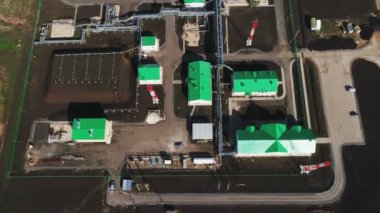 büyük endüstriyel kompleks gaz depoları, boru hattı sistemi ve Yeşil çimenler güzel üst görünümü