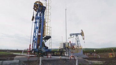 büyük endüstriyel kompleks gaz depoları, boru hattı sistemi ve Yeşil çimenler güzel üst görünümü