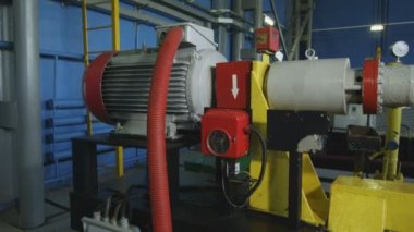 tüp, gaz boru hattı büyük rafineri tesisi atölye ile portre modern güçlü kompresör