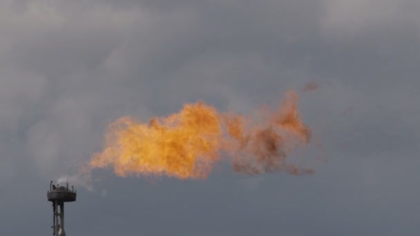 Mooie Luchtfoto Viewo Grote Vlam Top Van Toren Tussen Zware — Stockvideo