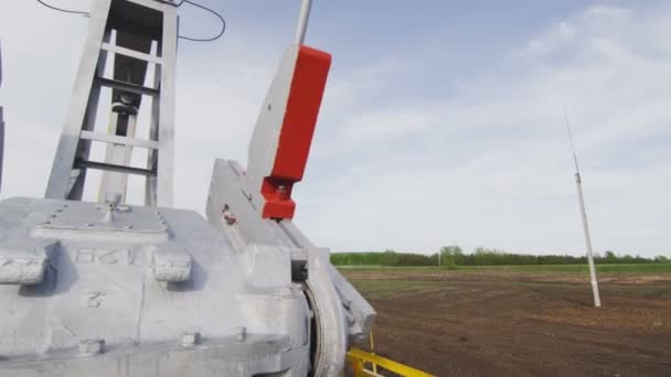 Kemer Ile Büyük Tekerlek Closeup Döner Bulutlu Gökyüzü Karşı Petrol — Stok video
