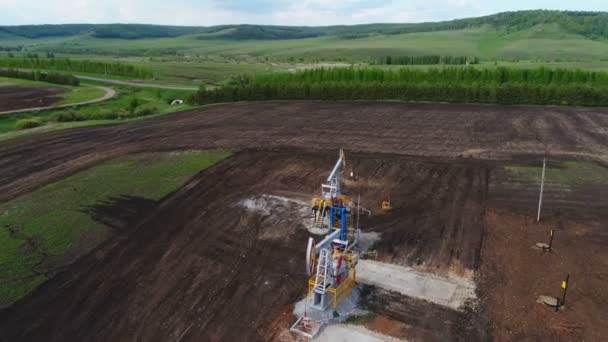Panorama Modern Pumpjacks Extract Petroleum Out Hole Ploughed Field Magnificent — Stock Video