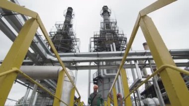 Merdivenlerden inip Petrol Boru hatları arasında çalışan gider