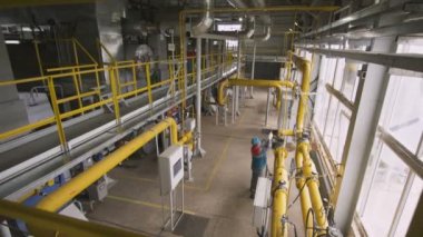 Kazan, Tataristan/Rusya - 08 Ağustos 2017: Çalışan Vana horoz etrafında döner ve dalgalar üzerinde 08 Ağustos kazan kompozit malzeme üretim tesisinde ikinci kattaki yürüyen adam el