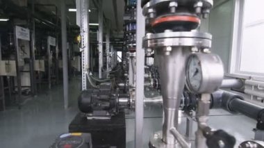 Kazan, Tataristan/Rusya - 08 Ağustos 2017: Closeup Atölye tertibatları antikorozif versiyonunda borulu ürünleri üretimi üzerinde 08 Ağustos kazan tesisinde