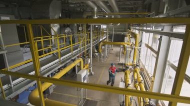 Kazan, Tataristan/Rusya - 08 Ağustos 2017: Üretim tesisi işçi meslektaşım dönen Vana üzerinde 08 Ağustos kazan büyük atölyesinde Petrol pompalama için boru üzerinde yerleşmiş ağırlıyor