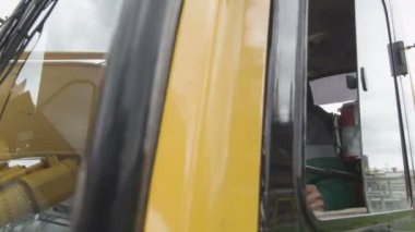 Çalışan Yükaldırma dişli duman kuleleri karşı kullanıyor.