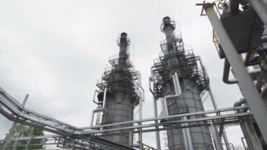 Kazan, Tataristan/Rusya - 08 Ağustos 2017: İşçi üniformalı merdivenlerden inip bacalar ve bulutlu gökyüzü altında boru hatları karşı yapısının Ağustos 08 kazan gider