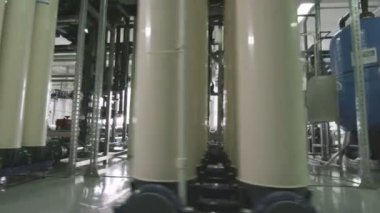 Kazan, Tataristan/Rusya - 08 Ağustos 2017: Üretim Fabrikası çalışan üzerinde 08 Ağustos kazan atölye saklı beyaz kapalı borular geçmiş üreten boyunca yürür