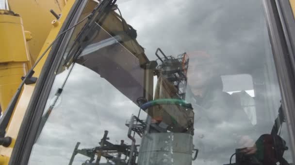 Travailleur exploite une énorme machine sur le territoire de l'entreprise — Video