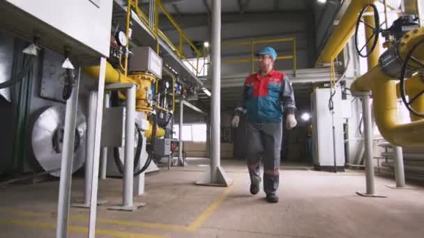 Человек меняет оборудование в нефтесервисном холдинге — стоковое видео