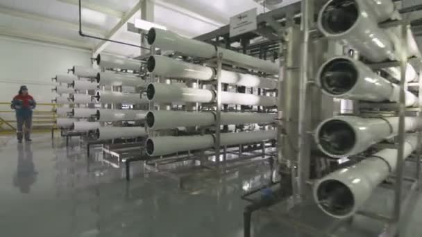 クローズ アップ女性が 日カザンの複合材料製造の工場の下水処理システムは 長いパイプの近く歩くカザン タタールスタン共和国 ロシア連邦 2017 — ストック動画