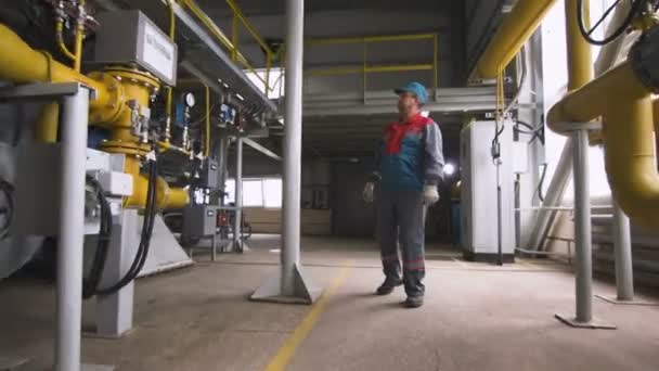 Работник проверяет технологическое оборудование в компании — стоковое видео