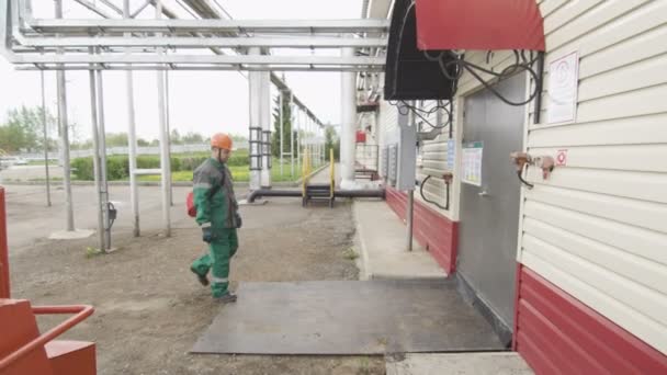 Travailleur de l'usine obtient dans le bâtiment Touches équipement — Video