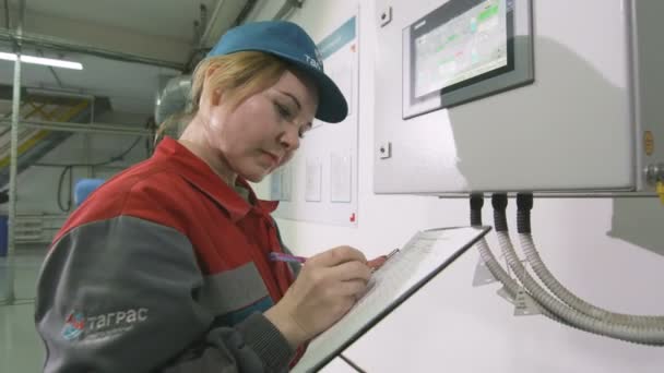 Kazan Tatarstan Rosja Sierpnia 2017 Zbliżenie Kobieta Wykwalifikowanych Pracowników Blue — Wideo stockowe