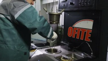 Kazan, Tataristan/Rusya - 15 Şubat 2018: Yan görünümü orta yaşlı işçinin gri Tekdüzen teneke kutuda Ofite dönme petrol sahası Vikozimetre 15 Şubat Kazan koyar