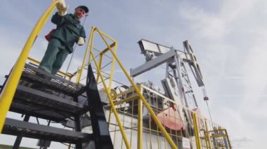 İşçi merdivenden işletim pompa Jack'ten gider.