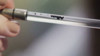 Tatlı küçük siyah ham petrol dar ampul tutun içine temiz su tayin Yardımcısı eller tarafından düştü.