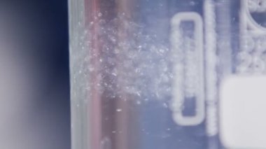 Makro küçük beyaz parçalar arkanı dön laboratuvar cam deneme süreci içinde açık madde