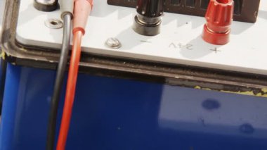 siyah ve kırmızı mavi ölçüm cihazı içine bağlı kabloları içinde makro adam altın yüzük ile takılan