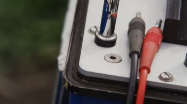 siyah ve kırmızı izole kabloları ölçme donanımları dışında mavi içine makro kişi el takılan