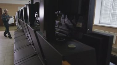 Kazan, Tataristan/Rusya - 02 Ağustos 2017: Gri renkli kağıtlarla Tekdüzen mühendis yüksek teknoloji ekipman ve çalışma operatörleri denetim ofisine Ağustos 02 kazan geliyor