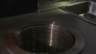 closeup çalışan eldiven koyar ve modern dönme petrol sahası Vikozimetre büyük metal kap yuvarlak döner