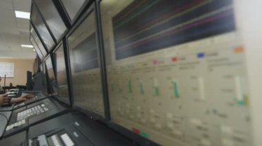 Taşınabilir radyo istasyonu denetim masasında olan adam