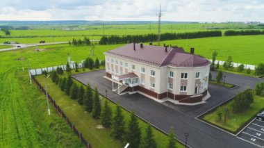 yeşil bitkiler tarafından çevrili Tatneft şirket Yönetim Binası yakınındaki dron Görünümü araç park