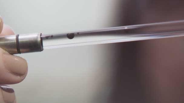 Temiz Içinde Dar Laboratuvar Cam Metal Ipuçları Ile Tayin Closeup — Stok video