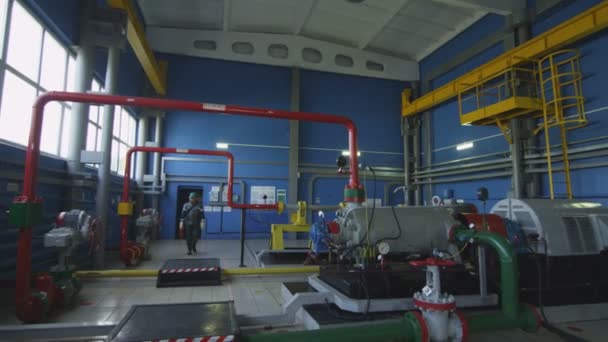 KAZAN, TATARSTAN/RUSSIA - AUGUST 02 2017: Man in uniform with red case comes into room with modern powerful operating compressors at plant on August 02 in Kazan — Stock Footage Kazan Tatarstan Russia August 2017 Man Uniform Red Case Comes Royalty Free Stock Footage