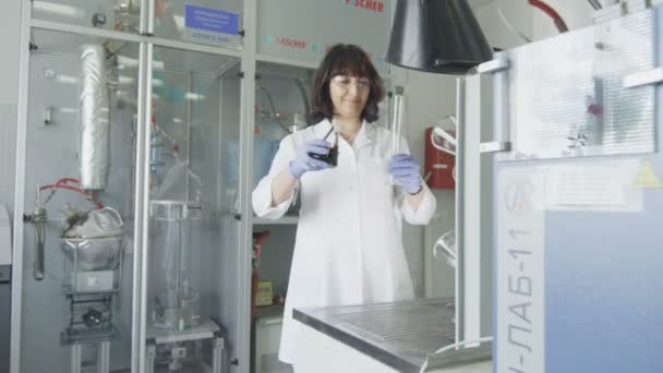 Kazan Tatarstan Russia August 2017 Smiling Woman Lab Assistant White — Stock Video