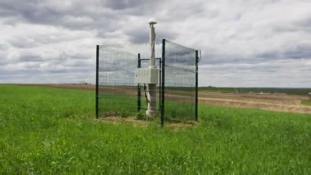 Neues Seismologisches Gerät Hinter Metallgitterzaun Zwischen Frischem Feld Mit Gras — Stockvideo