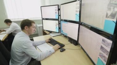 Kazan, Tataristan/Rusya - 15 Ağustos 2017: Yan görünümü yetenekli işleci gömlekli denetimi Office modern monitörlerde büyük pencereler ile kazan 15 Ağustos'ta çalışır