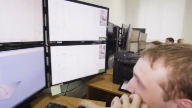 Kazan, Tataristan/Rusya - 15 Ağustos 2017: Kamera yüksek teknolojili operatör iş yerleri güçlü bilgisayar büyük ekranları kontrol merkezi ile birlikte kazan 15 Ağustos'ta taşır