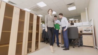 Kazan, Tataristan/Rusya - 15 Ağustos 2017: Genç mühendisler evraklarını kontrol edin ve kazan 15 Ağustos'ta modern bitki ofis profesyonel malzeme ile el sallamak