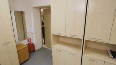 Klasör kadınla baş mühendis ofise geliyor